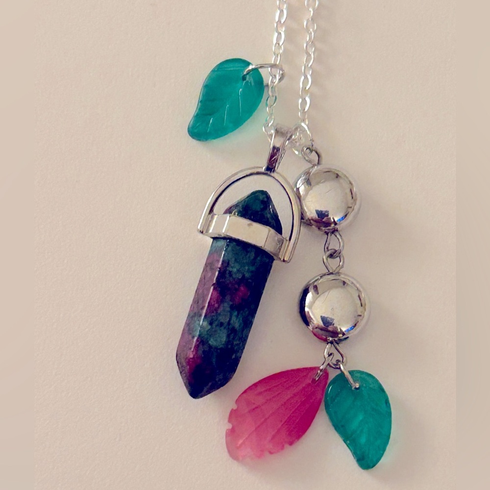 ADD 1 💰FREE/BUNDLE NWOT Necklace Ruby in Fuschite stone, glass leaves Green Pink